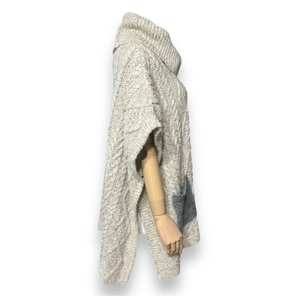 LED LUXE ESSENTIALS DENIM Cable Knit Turtleneck Poncho Cape Contrast Pockets - Picture 2 of 7